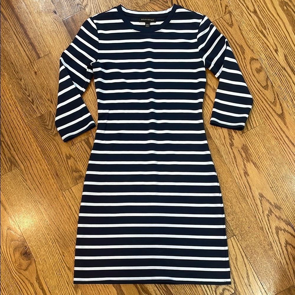 Women’s Banana Republic Dress. Size XXS. Like New Condition. Dark Navy & White.